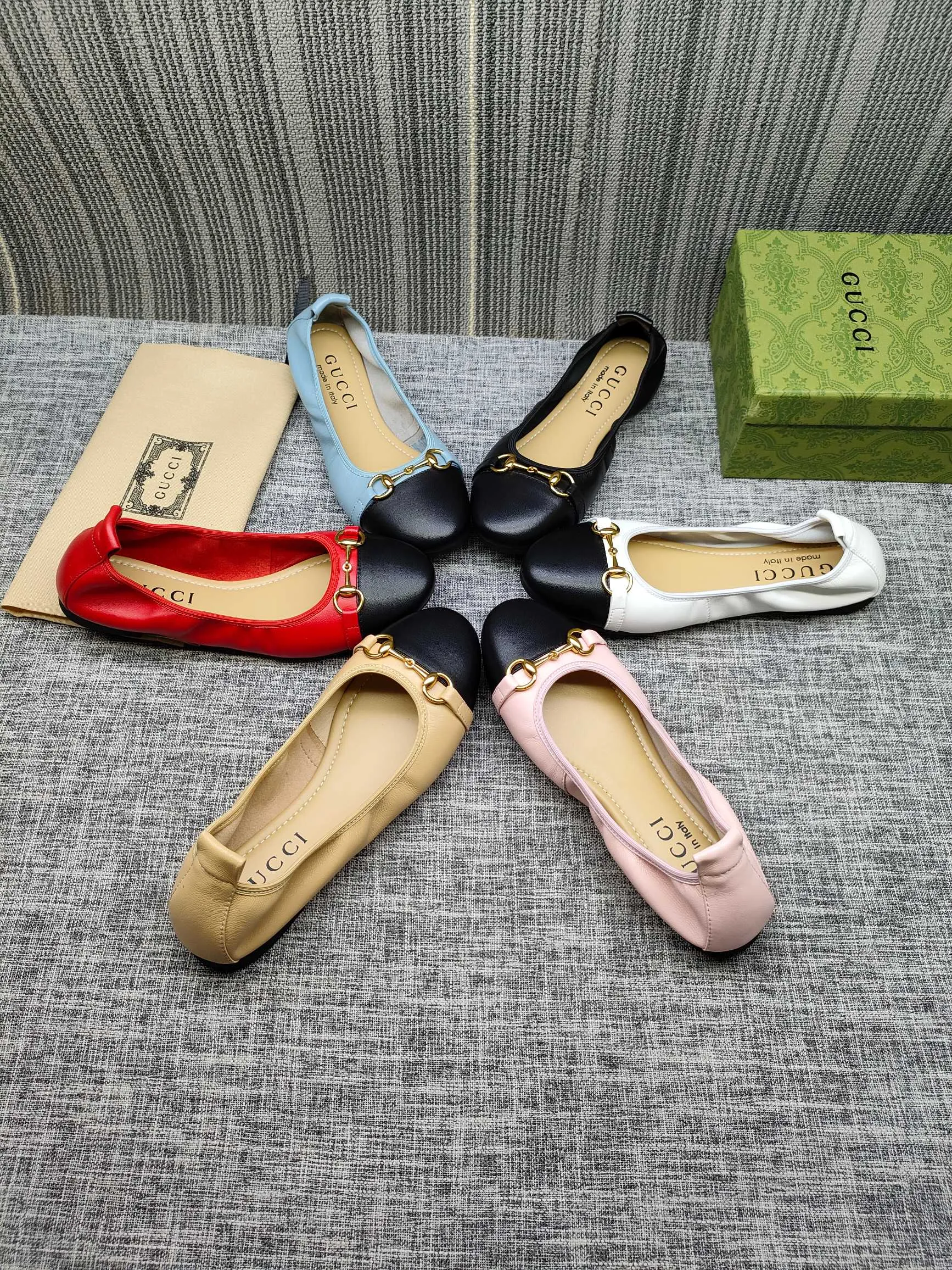 👟👟Ex-factory price 320👟👟 GUCCI's latest horsebit women's flat ballet shoes and egg roll shoes are super comfortable. The fabric is made of imported top-grade soft sheepskin. It is very comfortable on the feet and will not rub your feet. You can also roll it up and put it in your bag. It is easy to carry with you. The super soft soles are a must-have item for fairies whether you are going out for business, work, travel, shopping or at home. Fashionable and versatile, it is an indispensable pair of shoes for you. Fabric: Made of imported soft sheepskin Color: 6 colors available Outsole: PPC rubber outsole Size 34-42 (34.41.42 needs to be customized)